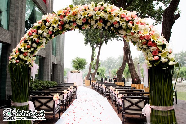 婚礼鲜花拱门布置方法 引领梦幻氛围的创意设计(图1)